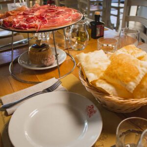 Antipasto del Pozzo con gnocchino fritto e tagliere di salumi misti