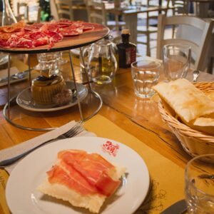 Antipasto del Pozzo con gnocchino fritto e tagliere di salumi misti